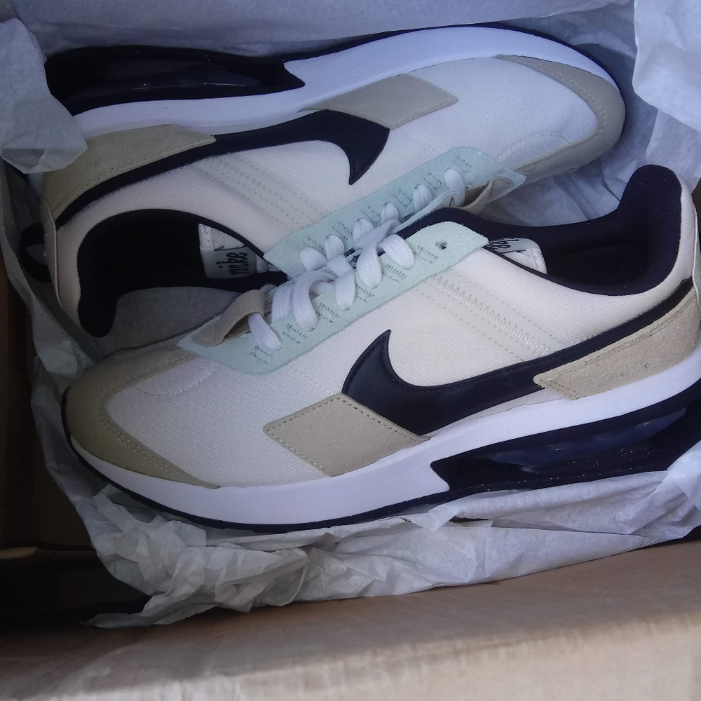 new size 9.5 nike pre day black/white/tan